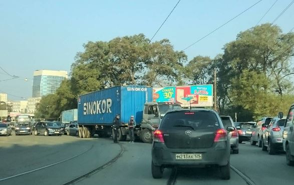 Незначительное ДТП сковало движение во Владивостоке (ВИДЕО)