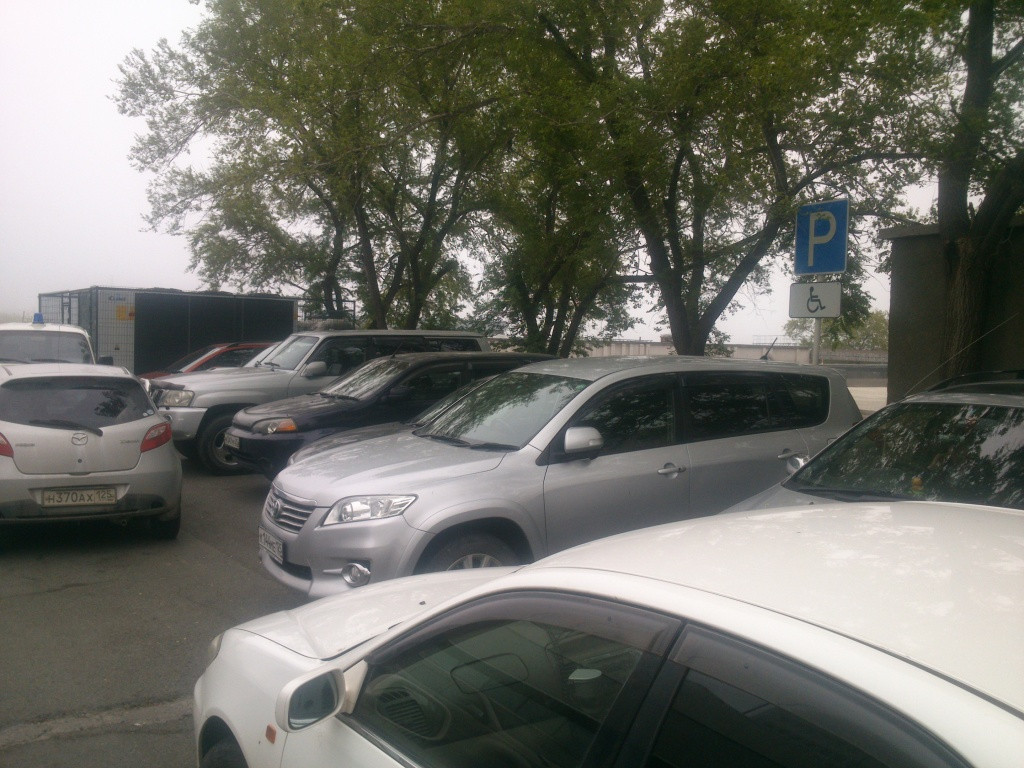 Парковка в центре напоминает игру на выживание