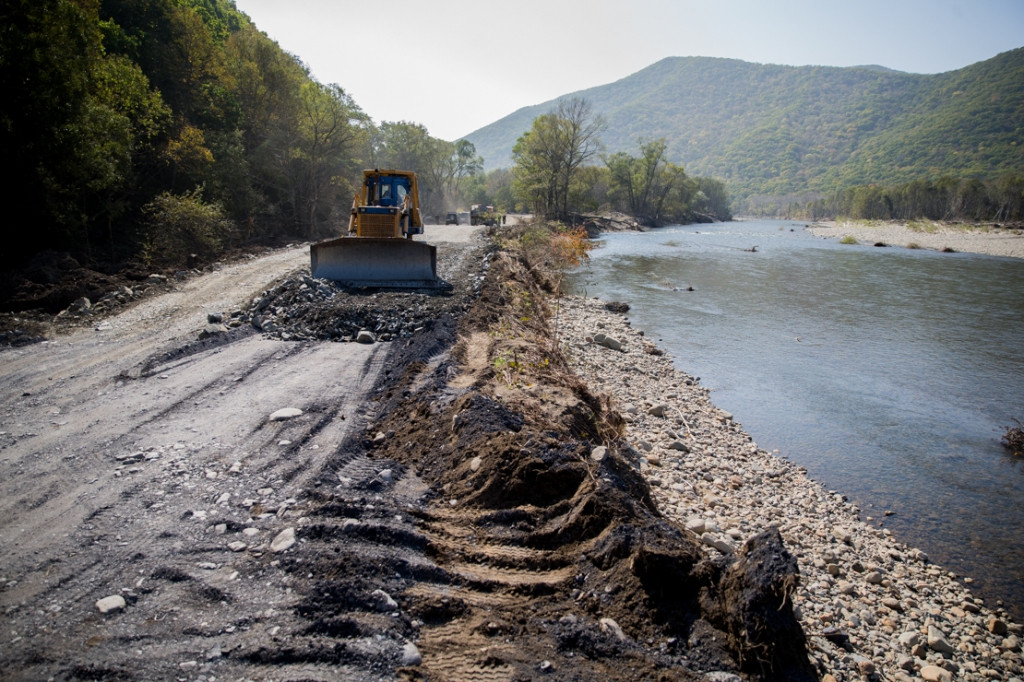 На разрушенные дороги пустят больше спецтехники