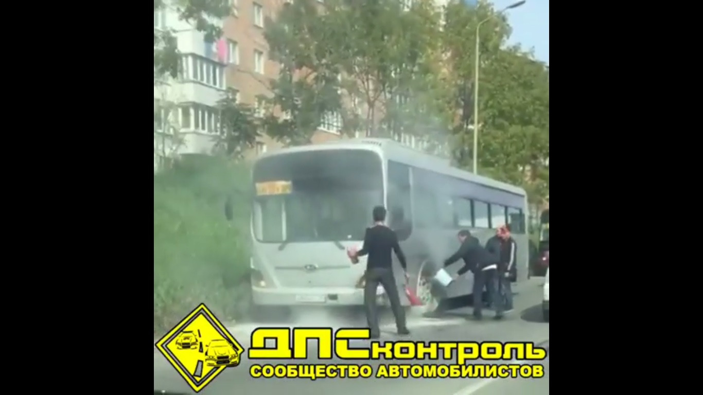 Автобус воспламенился во время движения (ВИДЕО)