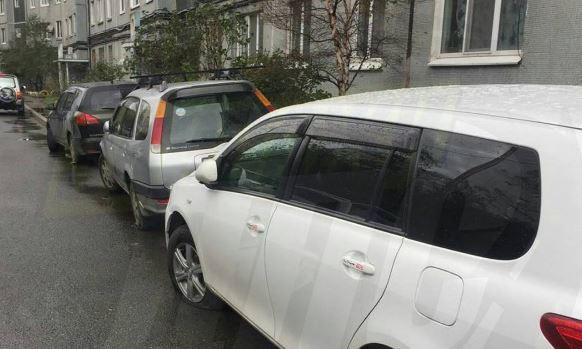 Проколотые шины – цена парковки во Владивостоке 