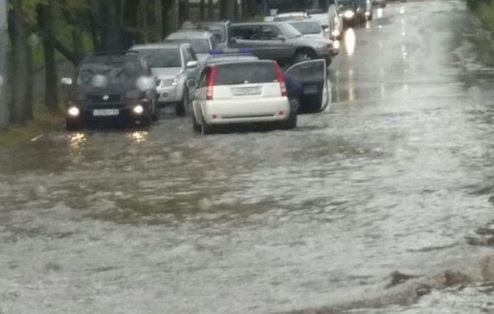 Небольшой дождь превратил Владивосток в Венецию (ОБЗОР)