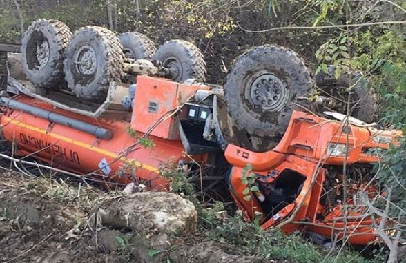  На трассе в Приморье перевернулся бензовоз