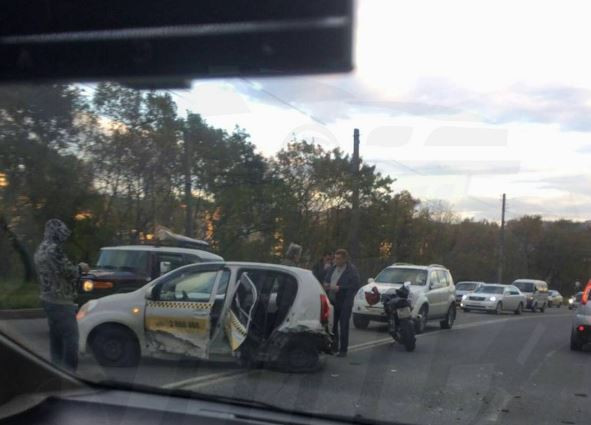 Уличный гонщик спровоцировал ДТП по Владивостоке 