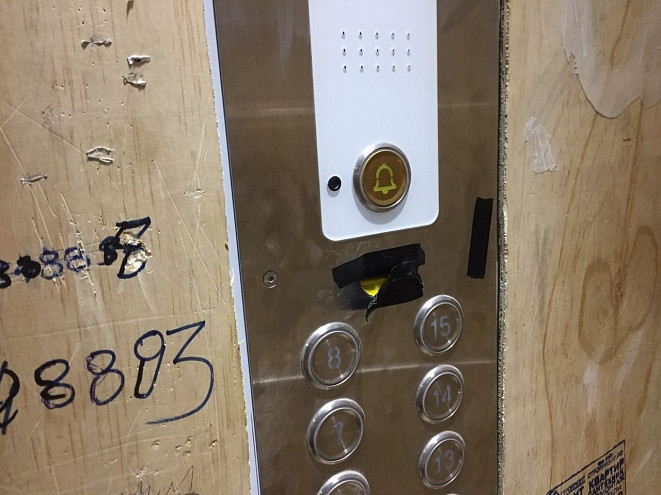 В Хабаровске лифт раздавил человека