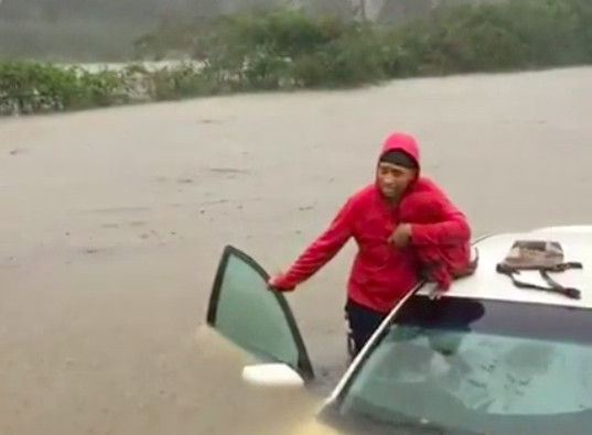 Ураган едва не утопил автомобиль с женщиной и ребенком (ВИДЕО)