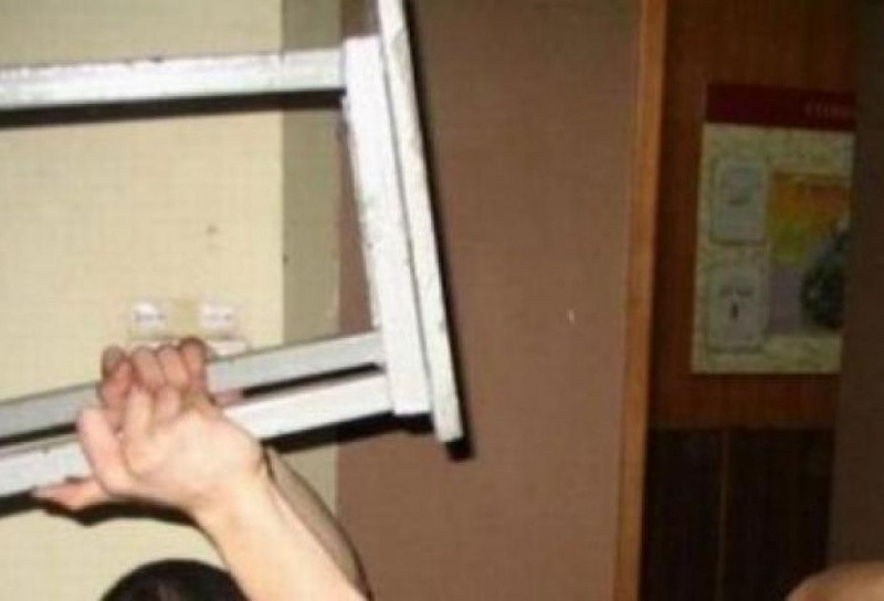 Мать избила сына стулом