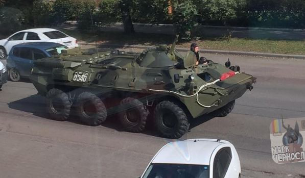 БМП вписалась в дорожное движение Приморья