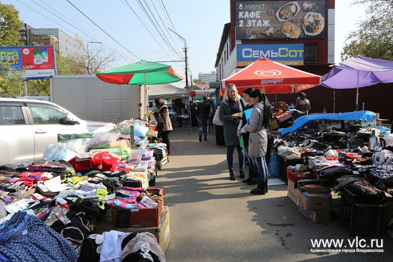 Чиновники Владивостока посмотрели, чем торгуют на улицах (ФОТО)
