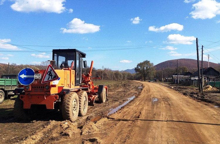 Дороги Чугуевского района восстанавливают после тайфуна