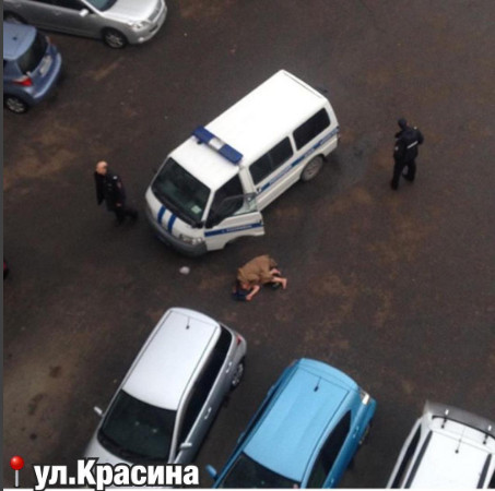 Во дворе в Уссурийске нашли голую женщину