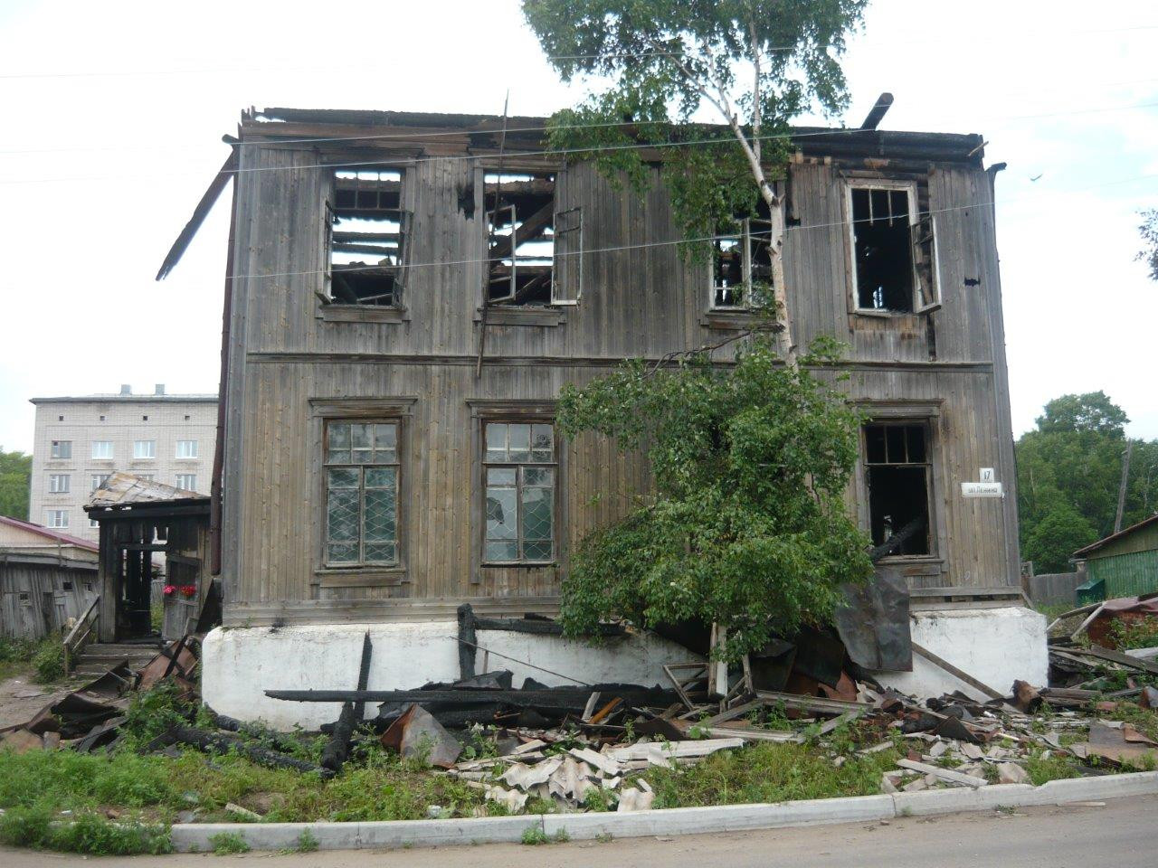 Мужчина поджег мусор - сгорел дом с людьми 