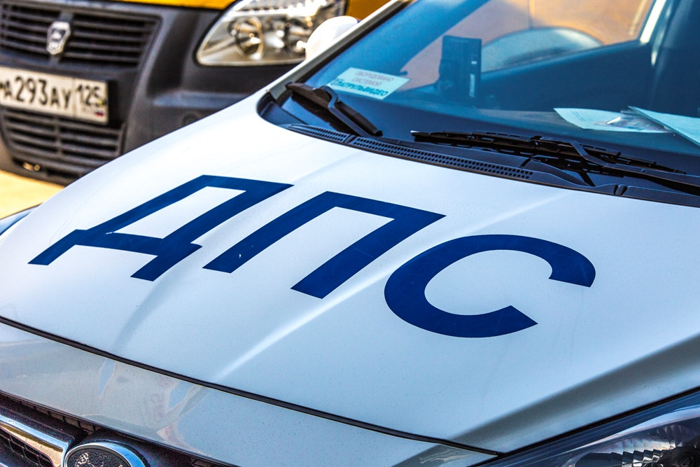 Полицейский на ходу остановил автомобиль