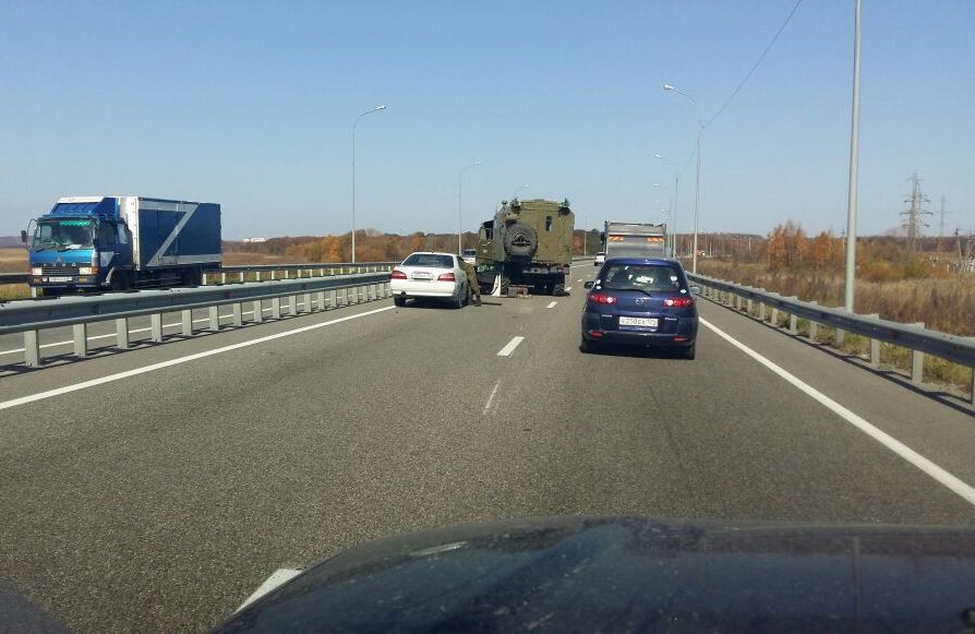 Военные грузовики блокировали выезд из Владивостока