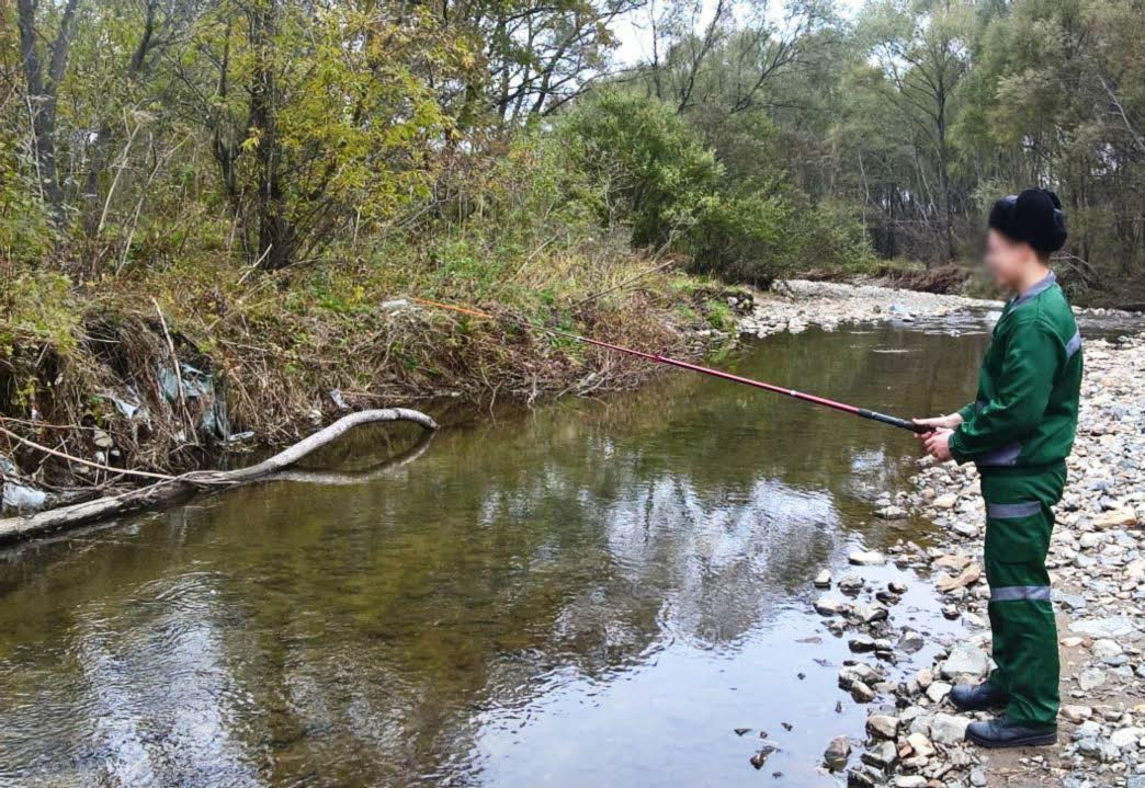 Детей из колонии вывезли на рыбалку
