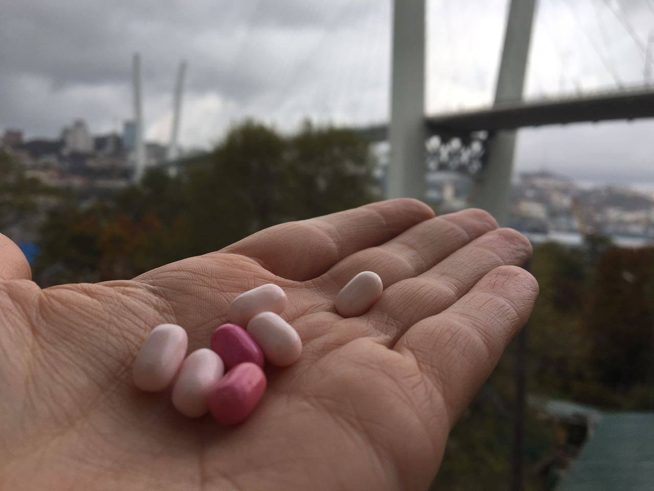 Наркотики под видом конфет предлагают детям Приморья