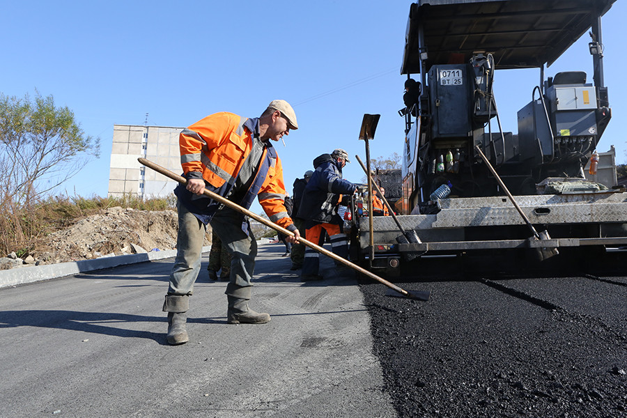 Дороги и тротуары Владивостока закатывают в асфальт