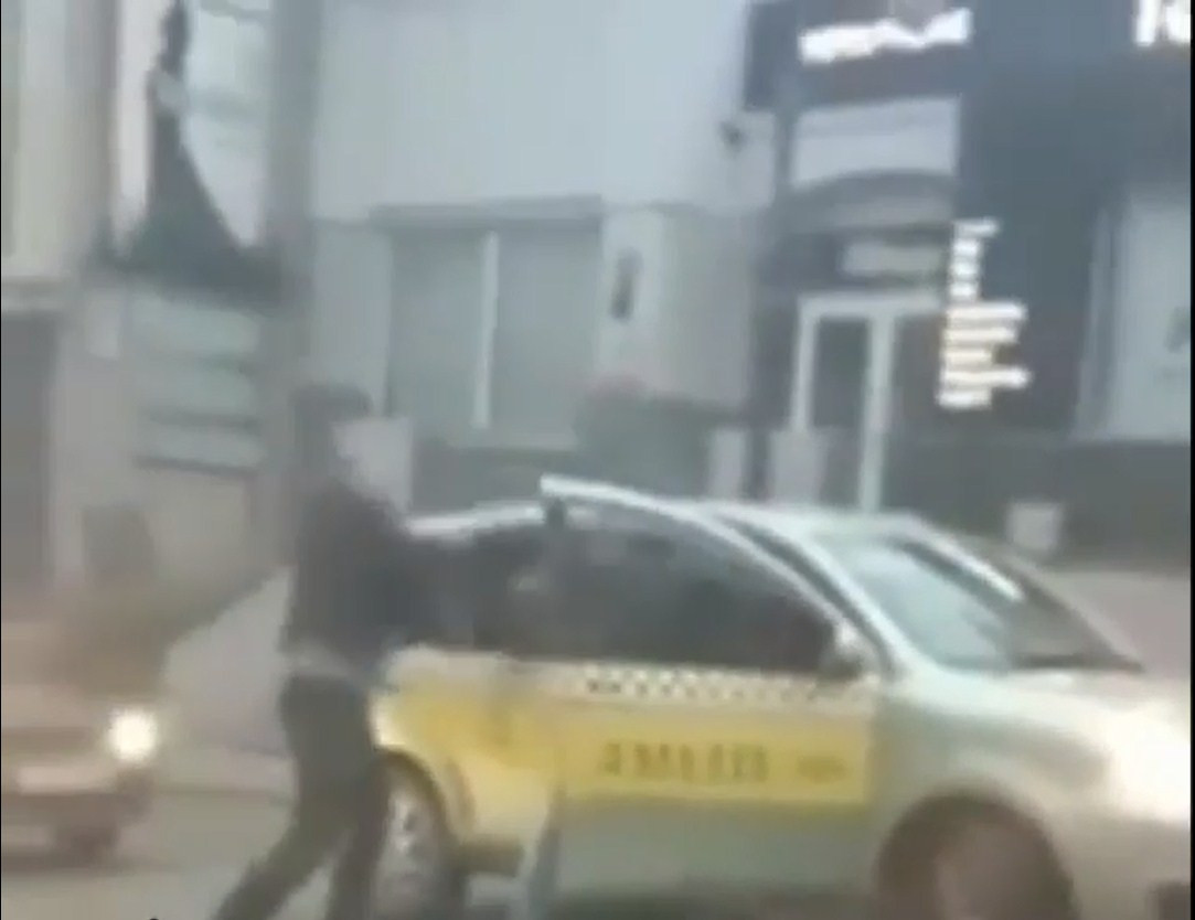 Во Владивостоке избили таксиста