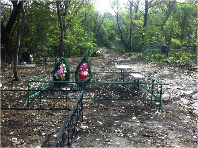 Должники предпочли отправиться на кладбище