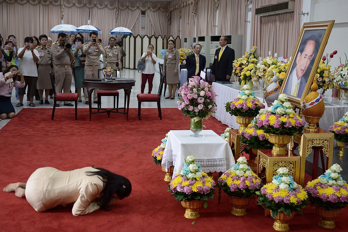 Правительство бесплатно перекрашивает одежду бедных в чёрный цвет
