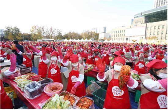 Сеул накормит бедных капустой кимчи