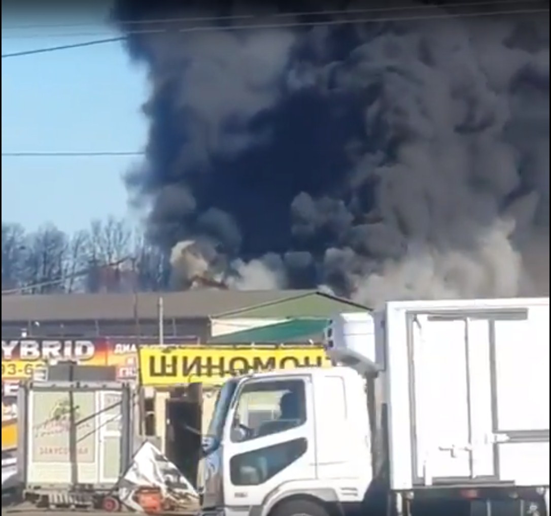 В Хабаровске горит склад пиломатериалов 