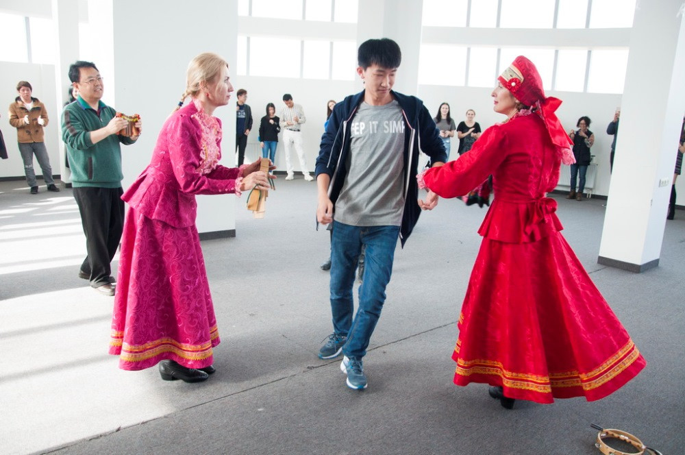 Кулебяка, хоровод и криница - иностранцев приобщают к русской культуре во Владивостоке