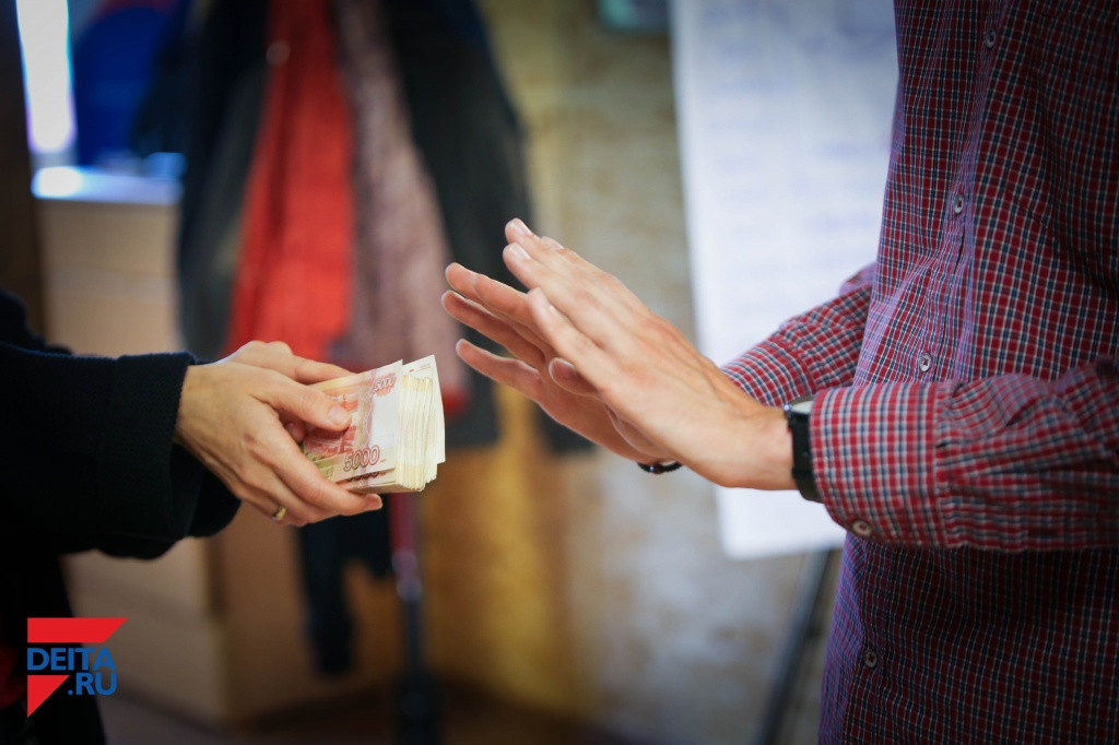 Законопослушный полицейский не принял взятку в Хабаровском крае