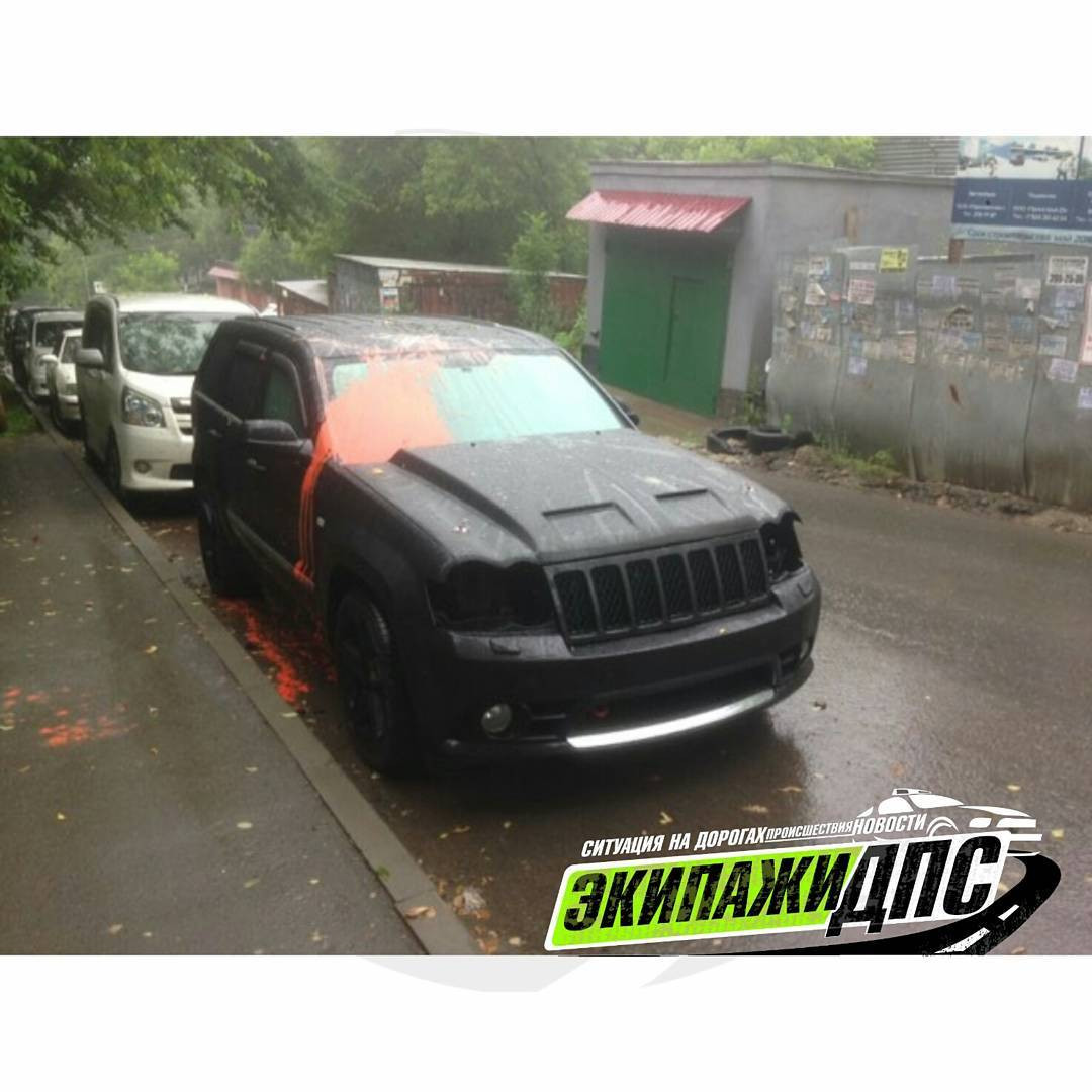 Припаркованное авто не пожалели во Владивостоке (фото)