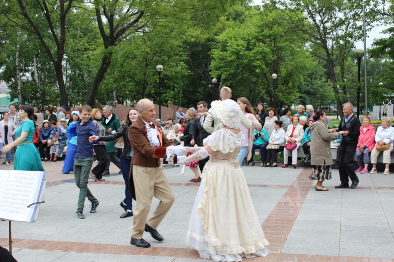 Музыкальные вечера ждут пенсионеров в парке Победы во Владивостоке