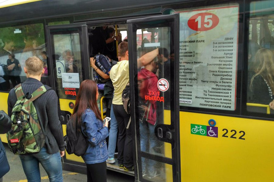 Во Владивостоке мужчина с камнем атаковал пассажирский автобус