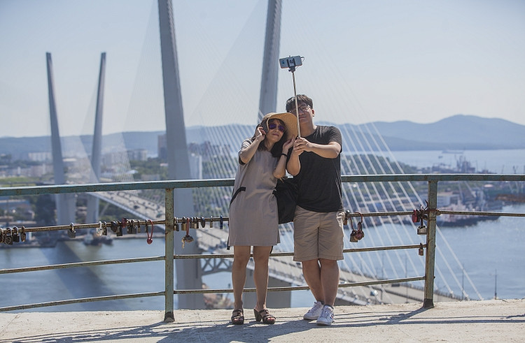 Туристы из Азии заполонили Приморье