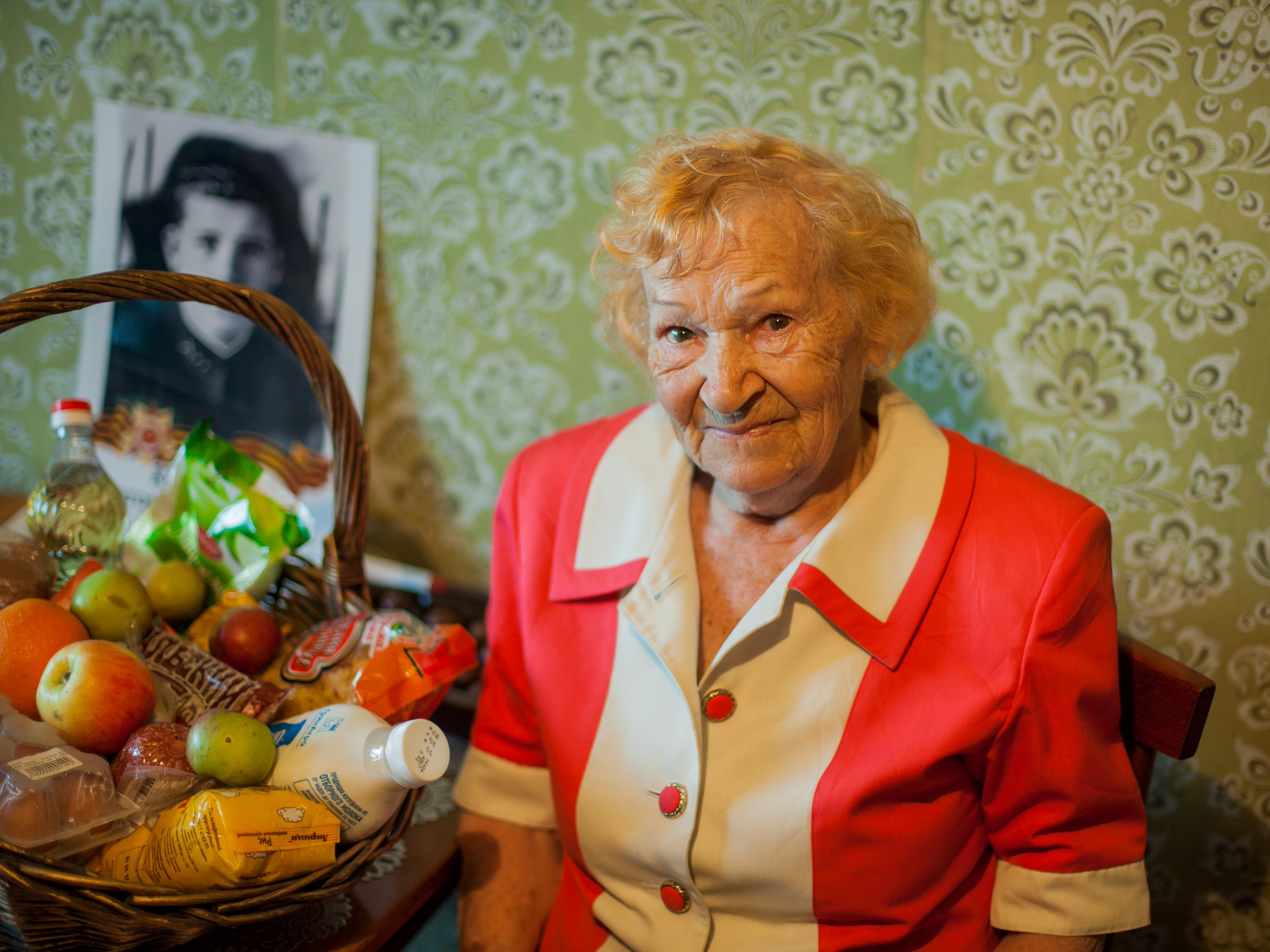 Заслуженные жители поселка Угловое получили подарки к Дню семьи