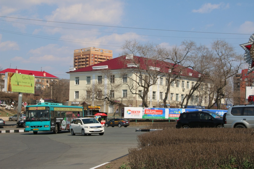 Во Владивостоке демонтируют баннеры и рекламные щиты