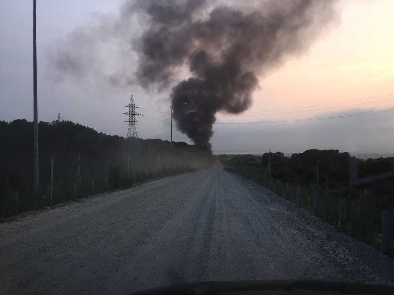 По дороге на очистные в Надеждинском районе бушует пожар