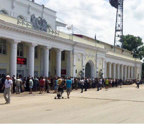 За билетами в Хабаровске выстроились огромные очереди