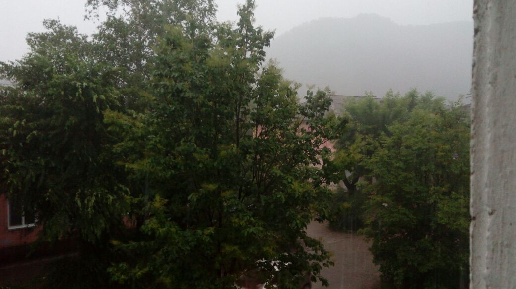 Град и реки вместо улиц – стихия бушует в Дальнегорске (видео)