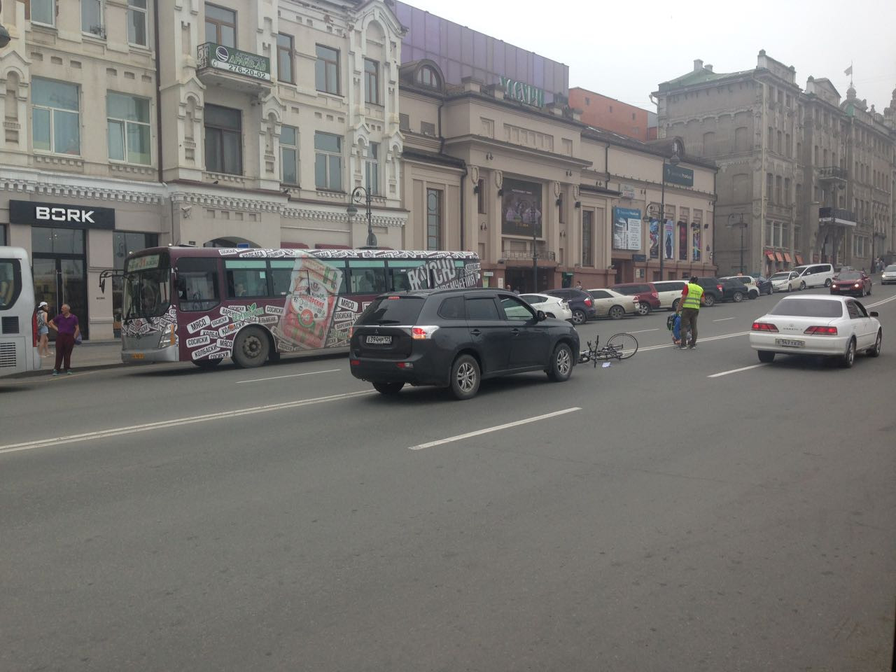 Велосипедисты попали под колеса авто во Владивостоке