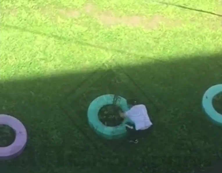 Мужчина на клумбе возмутил жителей Владивостока (фото)