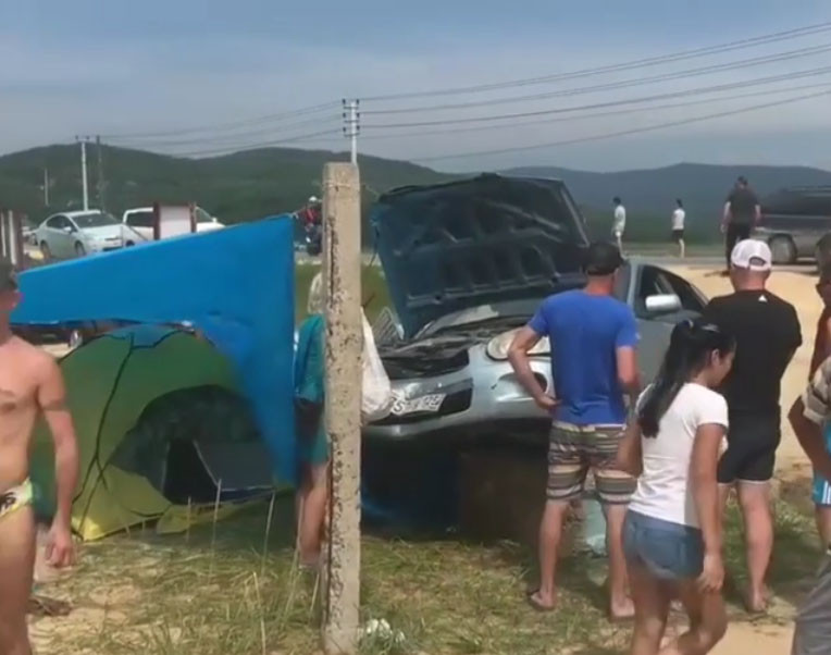 Легковушка влетела в палатки отдыхающих на пляже в Приморье (видео)
