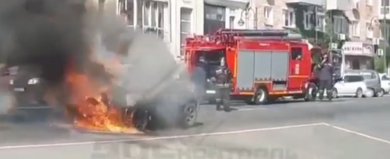 Авто вспыхнуло во время движения в центре Владивостока (видео)
