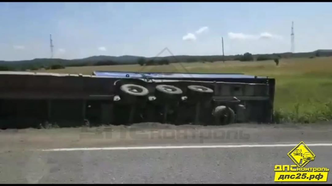 Фура улетела с дороги в Приморье (видео)