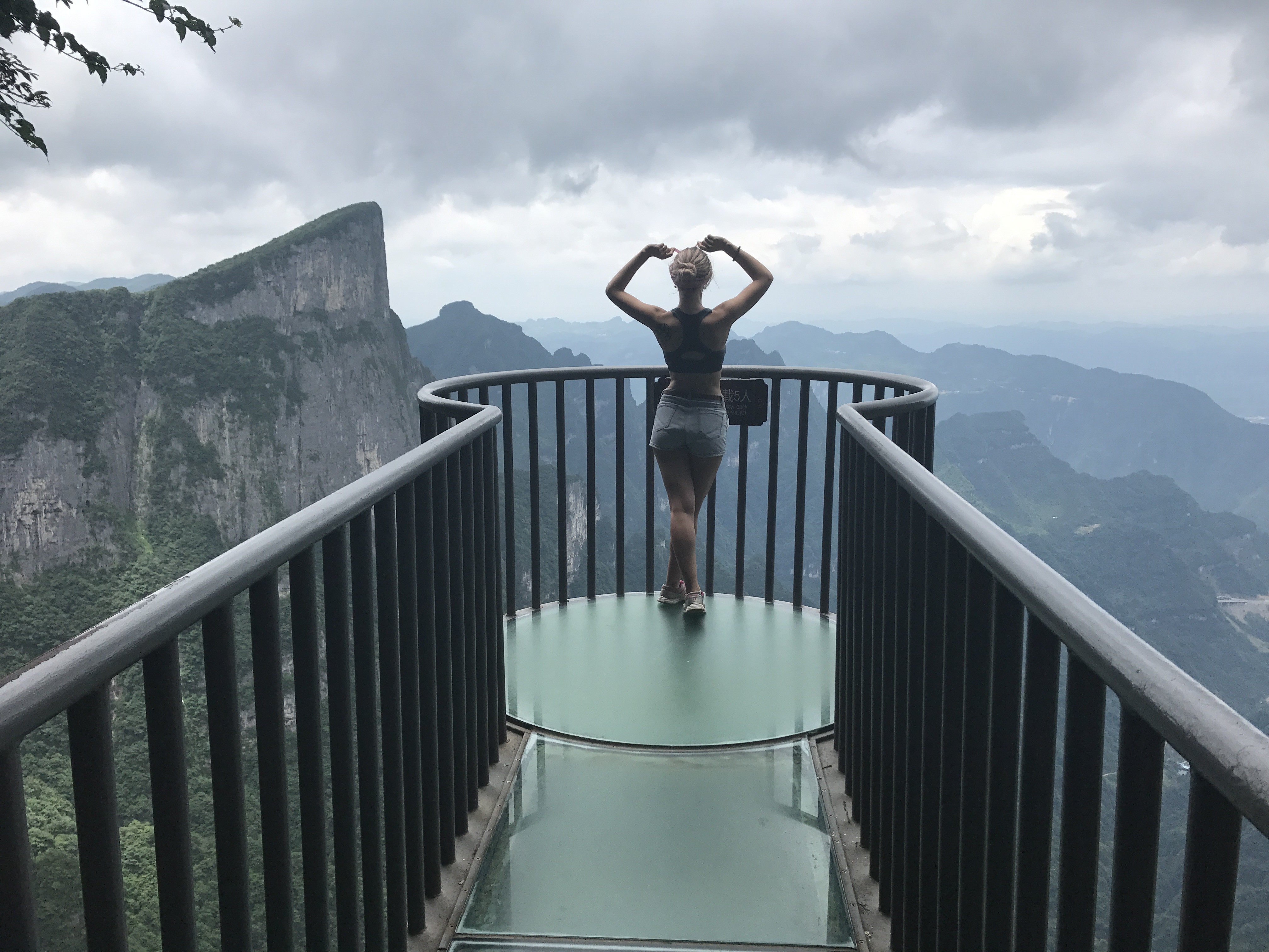 Приморские путешественницы прикоснулись к небу на горе Тяньмэнь