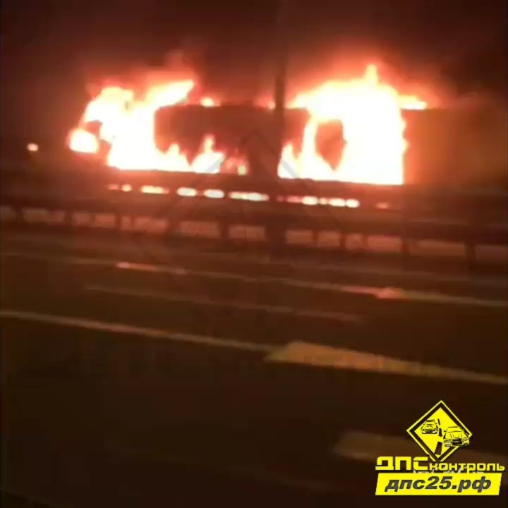 Большегруз полыхал этой ночью в Уссурийске (видео)