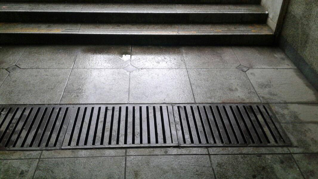 Дождь во Владивостоке - ливневки сухие, переходы - мокрые