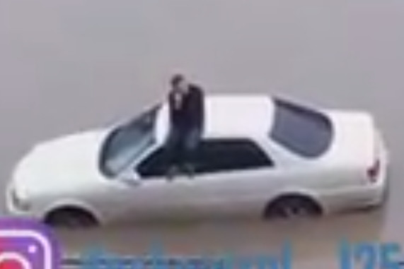 Во Владивостоке под воду ушла улица (видео)