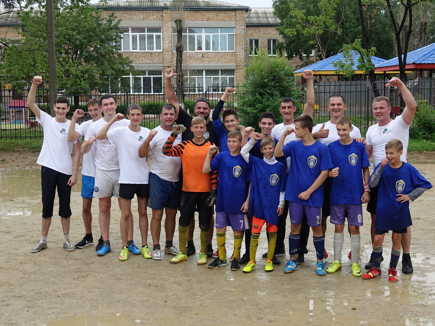 футболисты из Уссурийска погоняли молодых депутатов Приморья