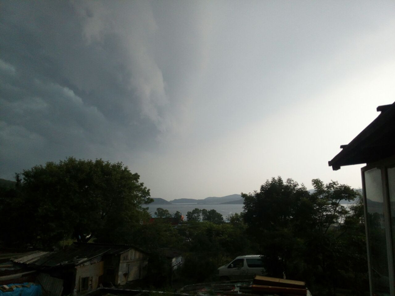 В Уссурийске местных жителей перевозят в лодках