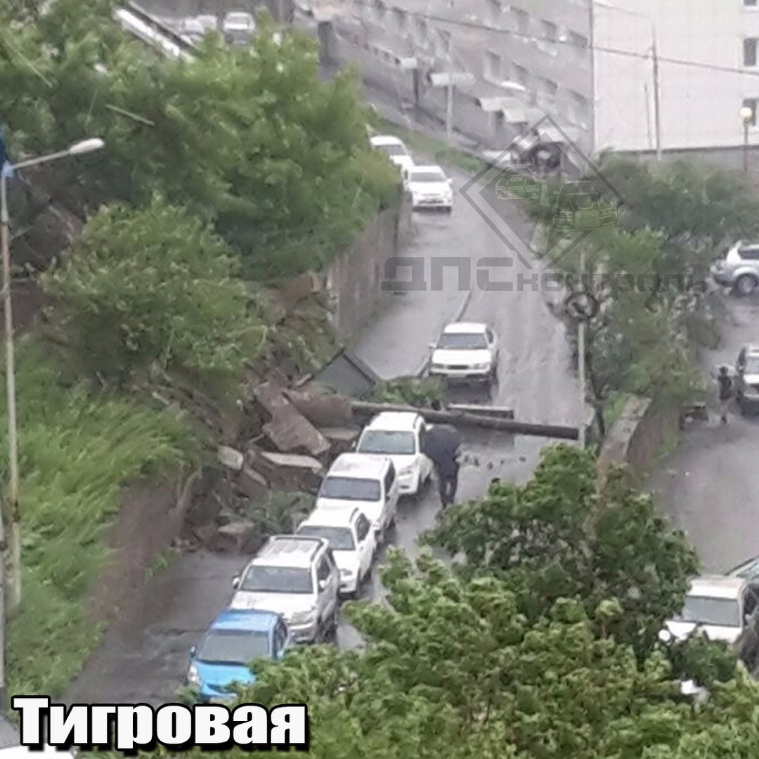 Во Владивостоке раздавило машину (фото)