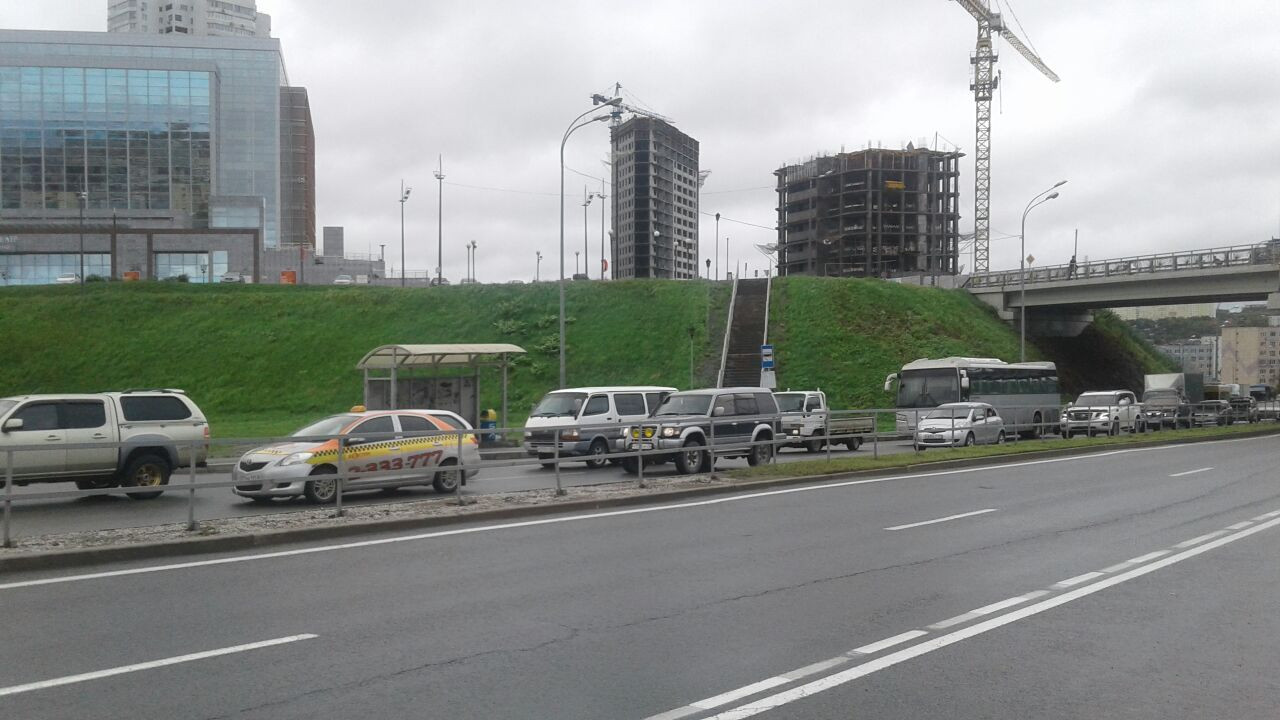 Во Владивостоке смыло дорожное покрытие на мосту